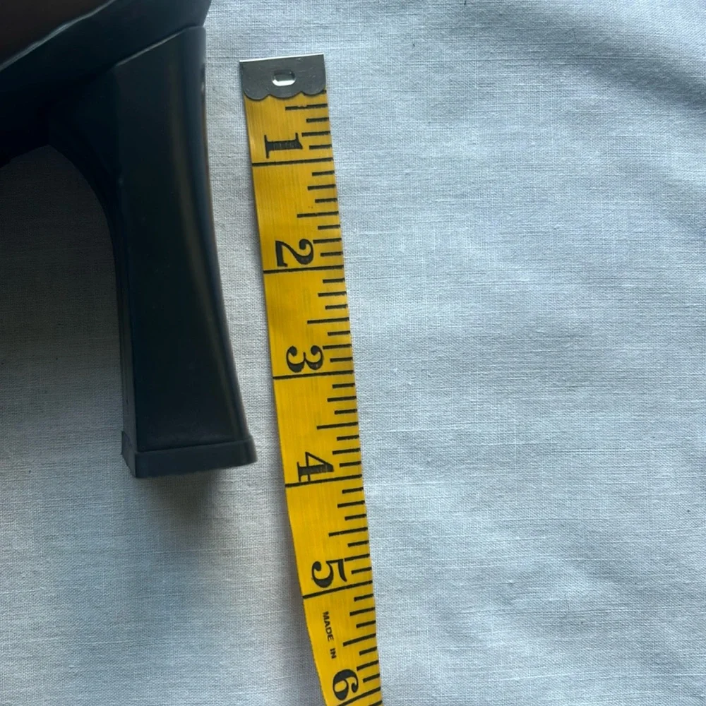 Kenneth Cole New York great shape